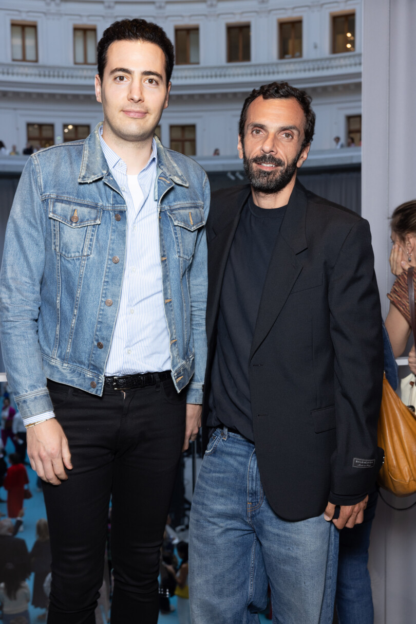 L’homme d’affaires Jean-Victor Meyers-Bettencourt et Cédric Charbit, directeur général de Balenciaga à la Bourse de commerce de Paris en juillet 2022.